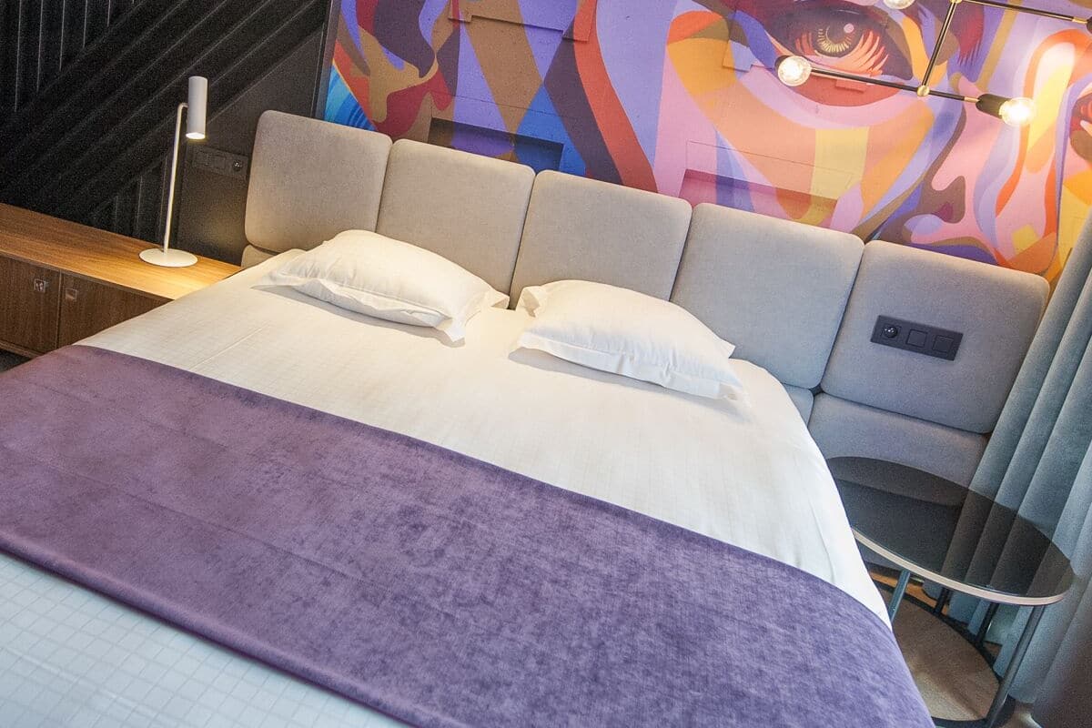 deluxe suite | desk, bed sheets