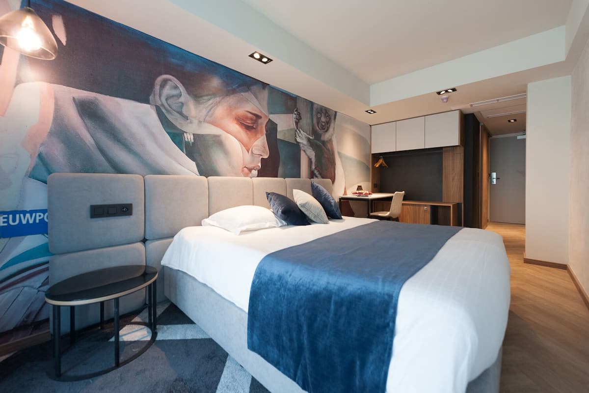 Deluxe Suite | Desk, bed sheets