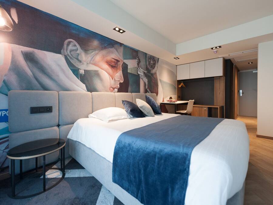 Deluxe Suite | Desk, bed sheets