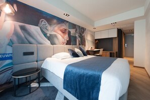 Deluxe Suite | Desk, bed sheets - Ostend Hotel (Ostend)