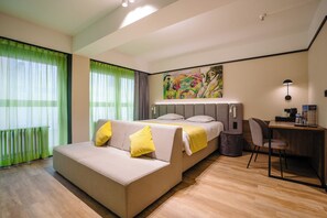 Escritorio y ropa de cama