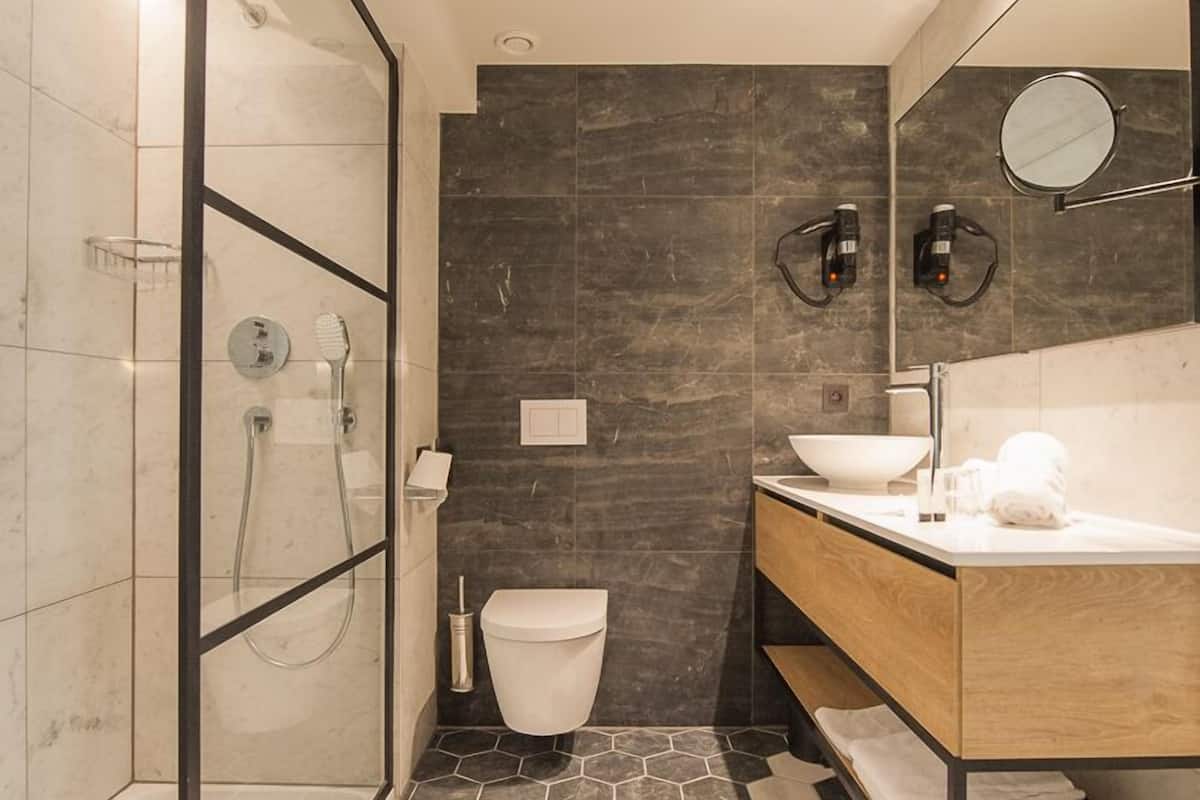 deluxe suite | bathroom | free toiletries, hair dryer, towels