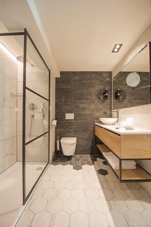Deluxe Suite | Bathroom | Free toiletries, hair dryer, towels - Ostend Hotel (Ostend)