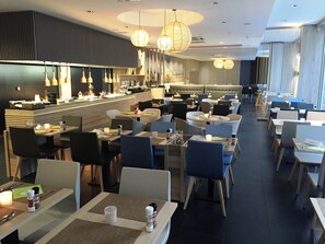 Petit déjeuner et dîner servis sur place