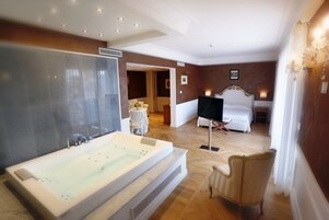 Suite, bañera de hidromasaje | Ropa de cama de alta calidad, minibar, caja fuerte