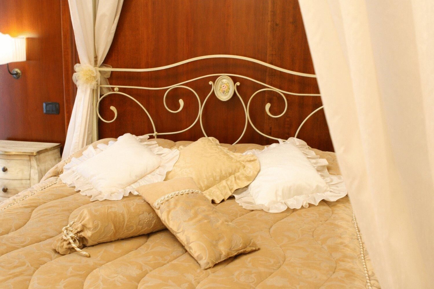 premium bedding, minibar, in-room safe, soundproofing