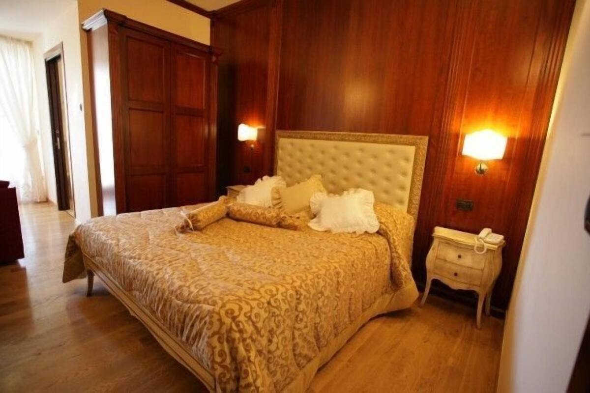Habitación clásica doble | Ropa de cama de alta calidad, minibar, caja fuerte