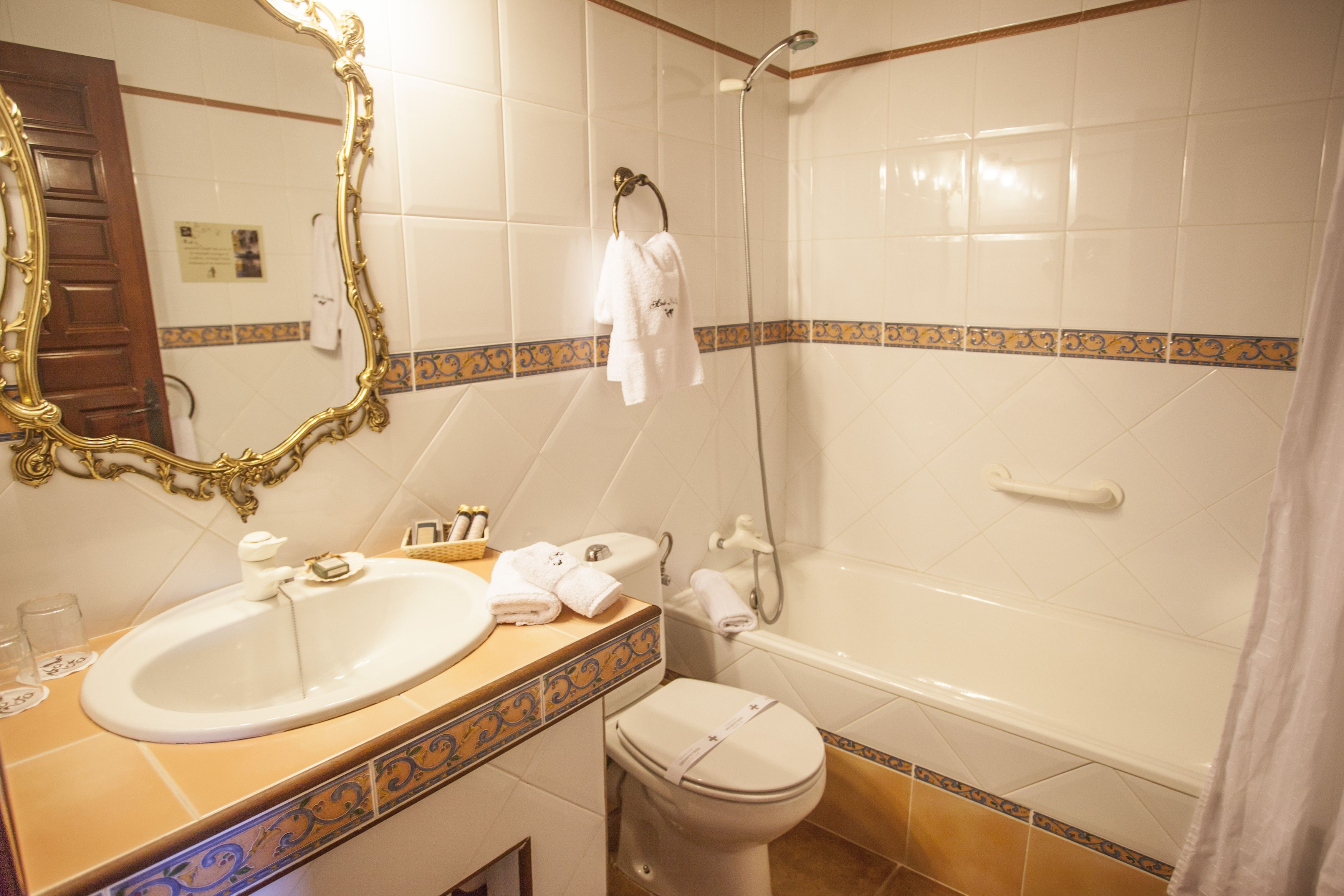 Un baño con lavabo, inodoro y bañera.