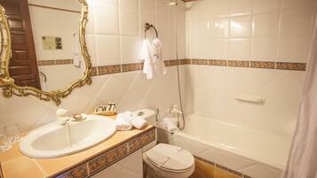 Un baño con lavabo, inodoro y bañera.