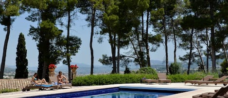 Una piscina al aire libre