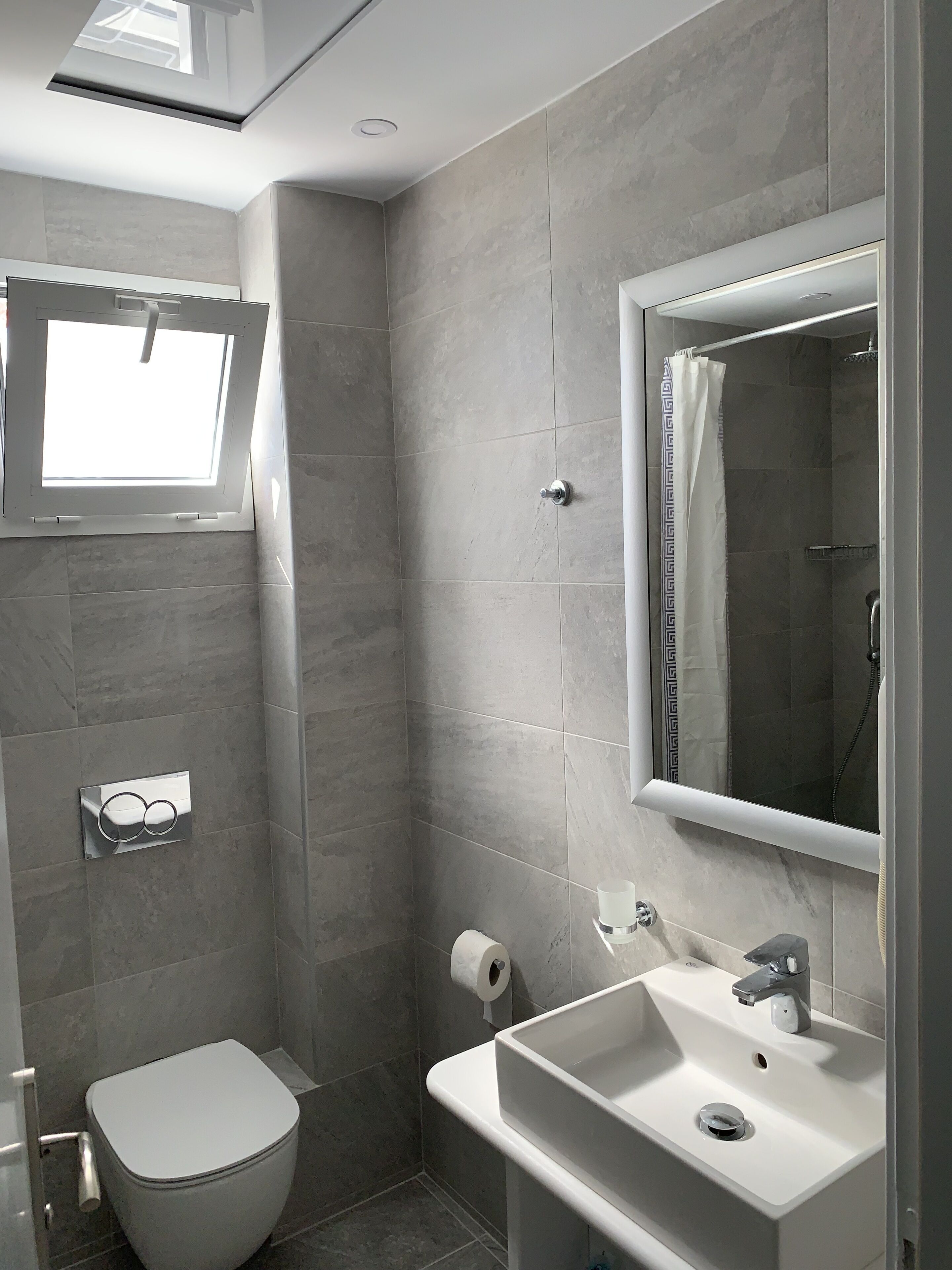 shower, rainfall showerhead, free toiletries, hair dryer