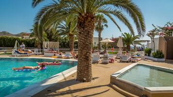 2 piscinas externas, guarda-sóis, espreguiçadeiras