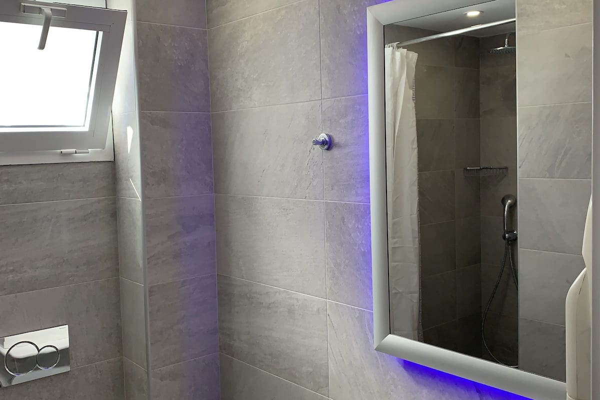 shower, rainfall showerhead, free toiletries, hair dryer