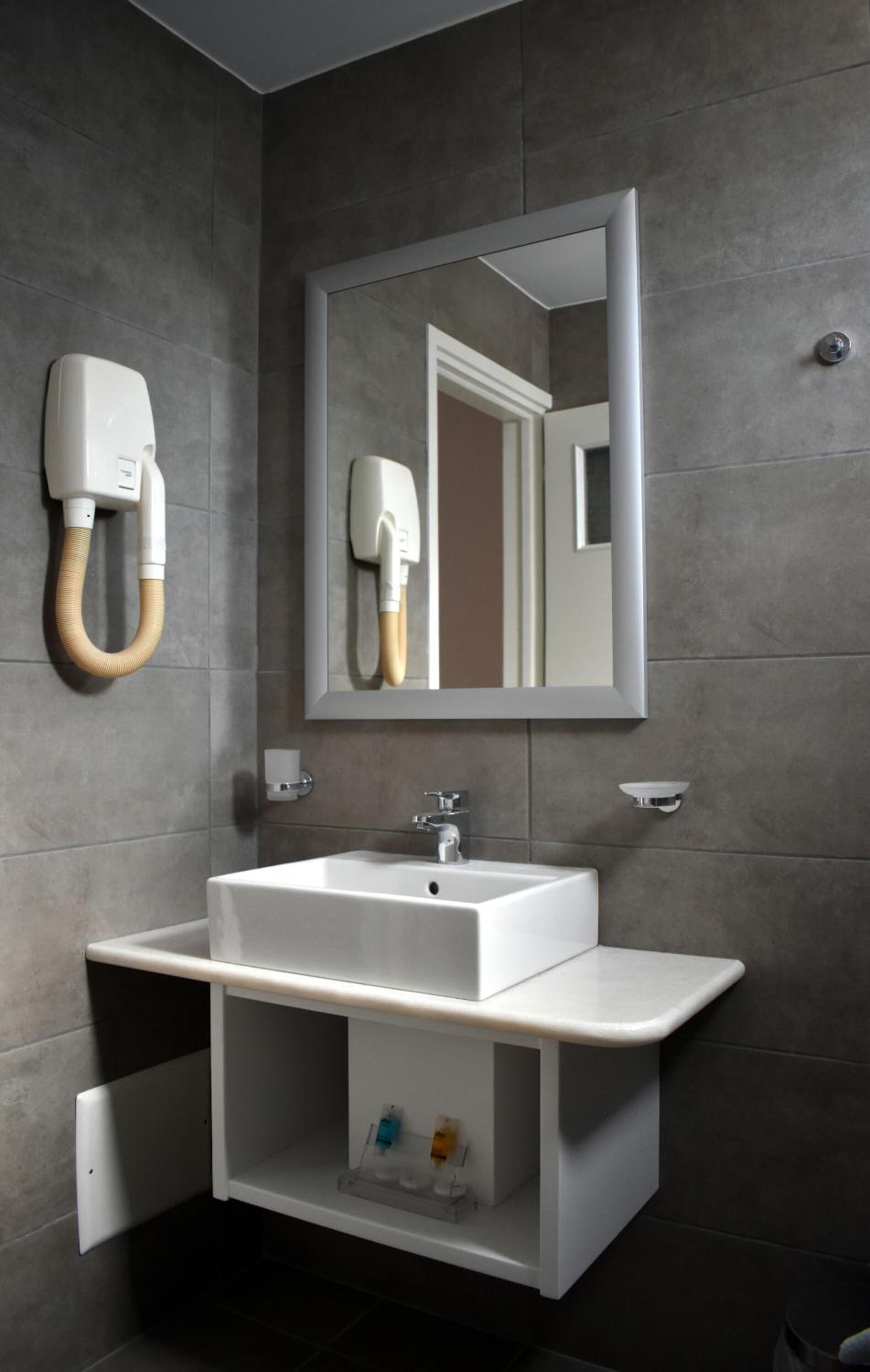 shower, rainfall showerhead, free toiletries, hair dryer