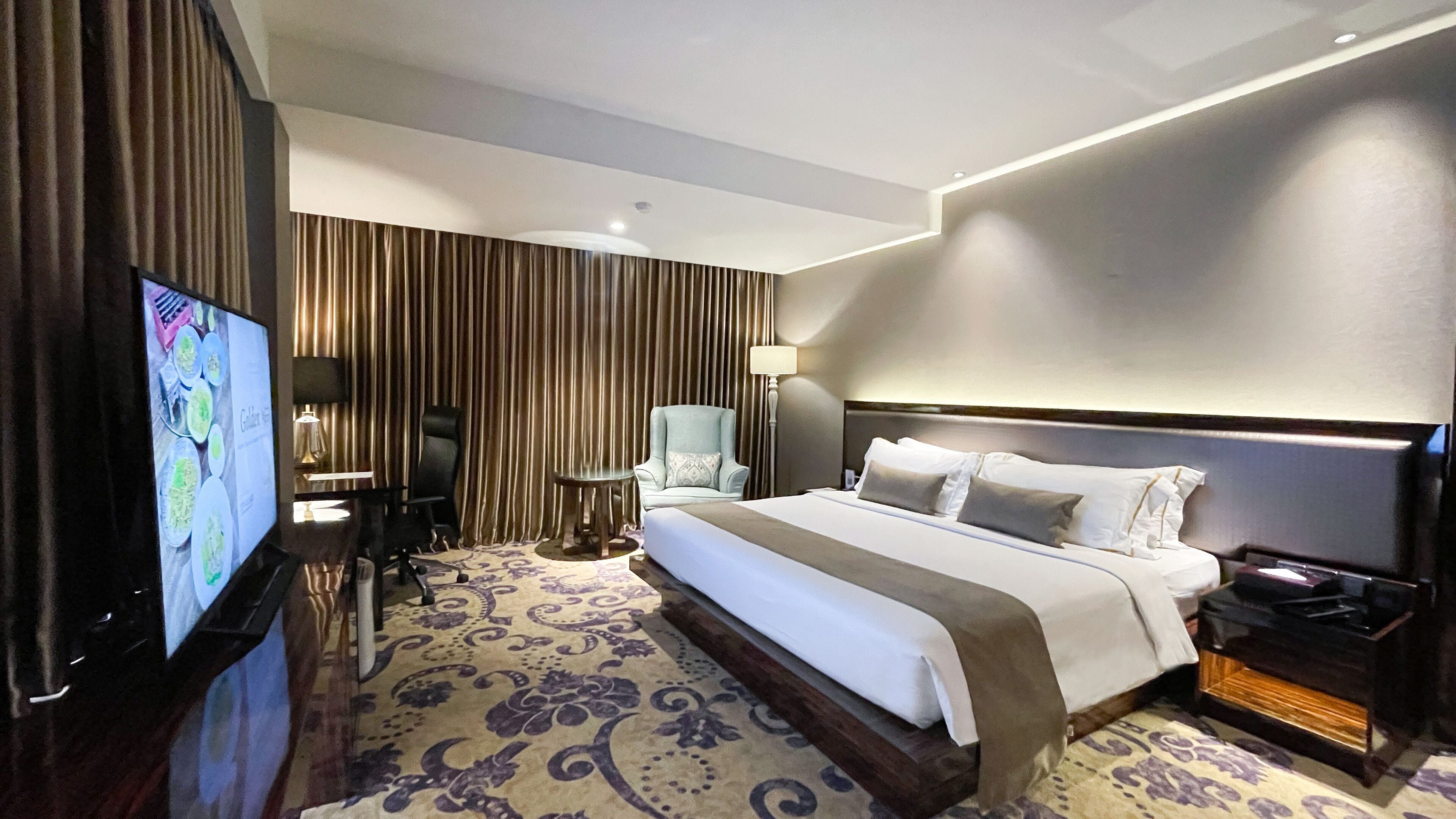 Arista Suite | Minibar, brankas, meja kerja, dan kedap suara