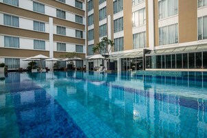 Utomhuspool och solstolar