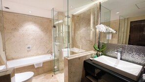 Arista Suite | Kamar mandi | Shower, perlengkapan mandi gratis, pengering rambut, dan sandal