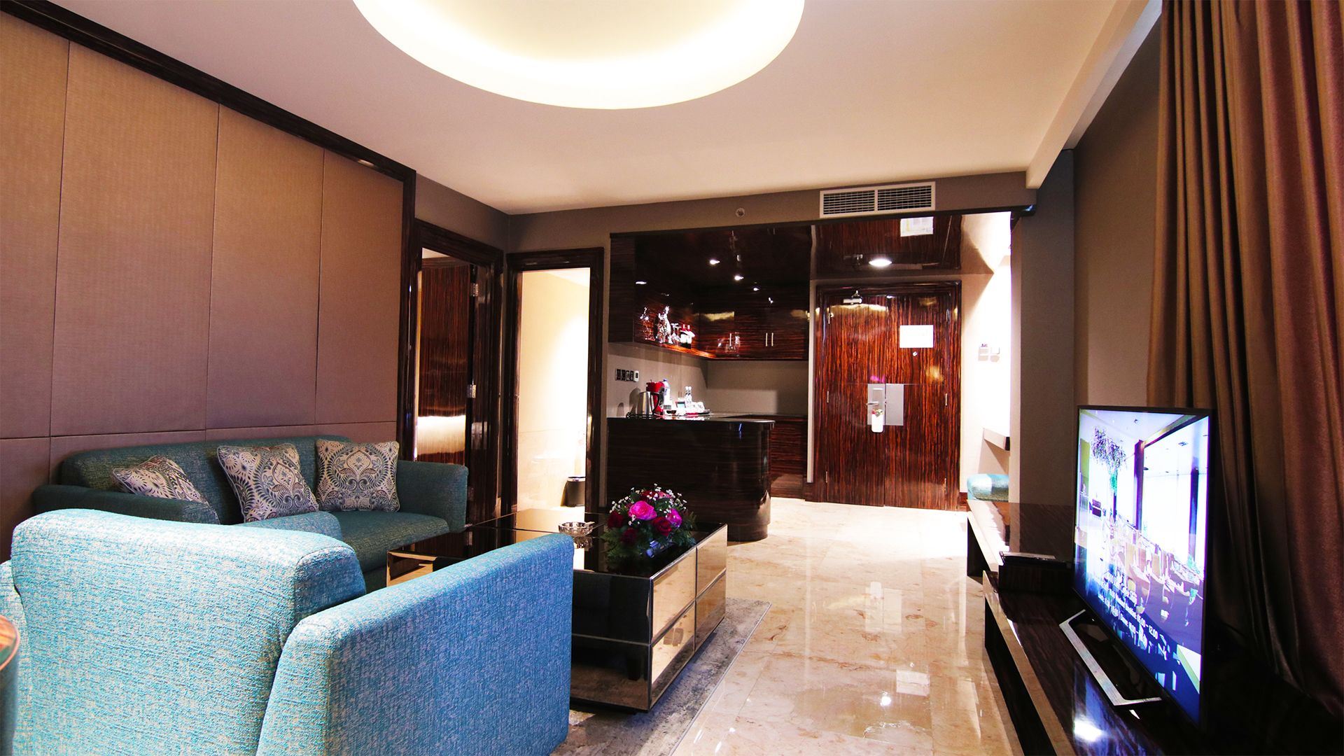 executive suite | minibar, in-room safe, desk, soundproofing
