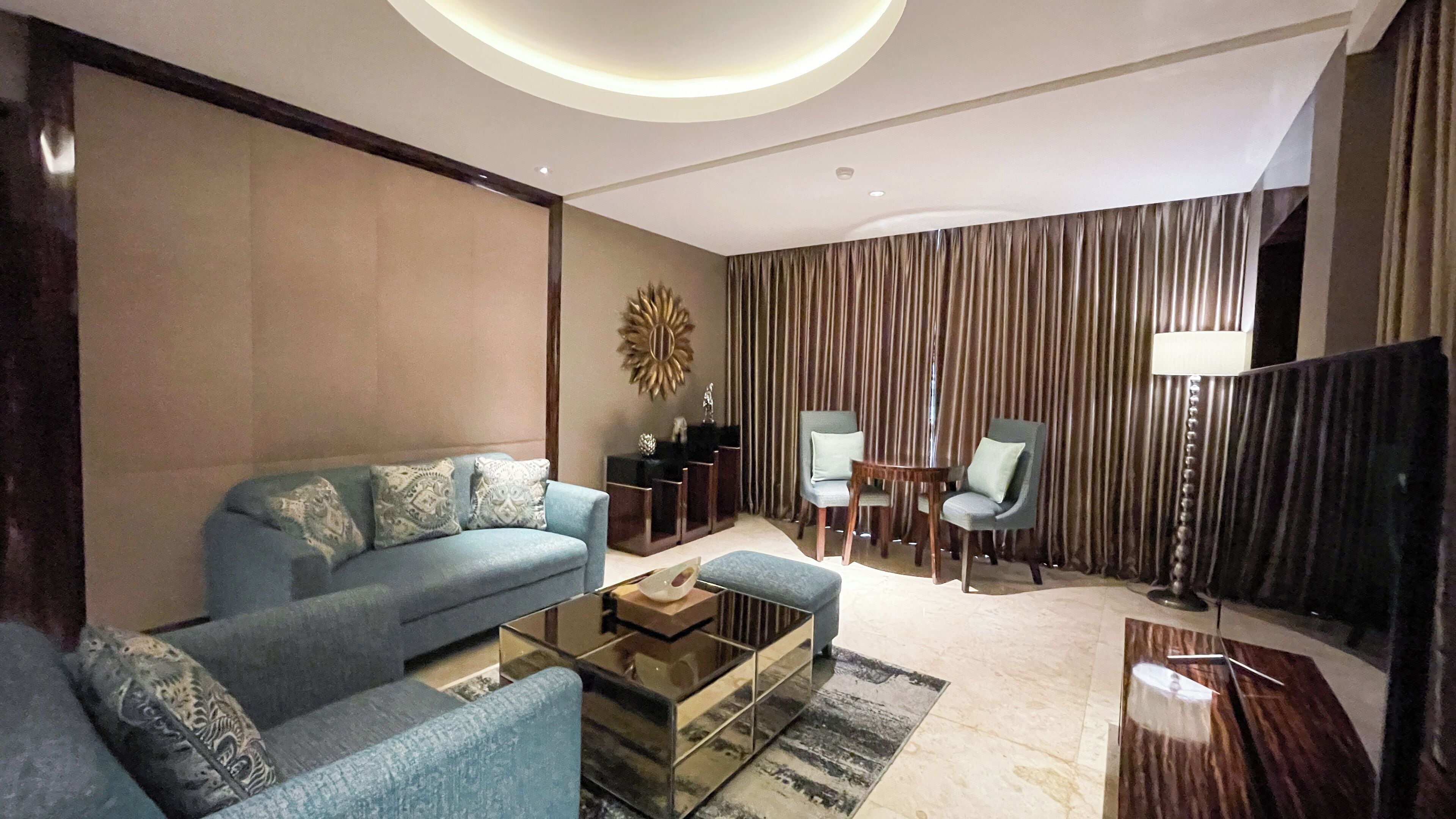 Minibar, caja de seguridad en la habitación y escritorio 