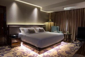 Arista Suite | Minibar, in-room safe, desk, soundproofing - The Arista Hotel (Palembang)
