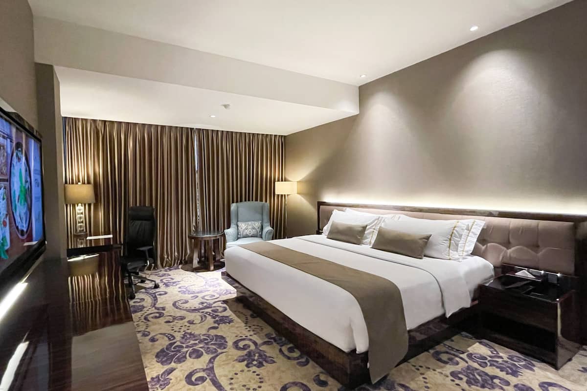 Suite Eksekutif | Minibar, brankas, meja kerja, dan kedap suara