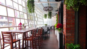 3 か所のレストラン、朝食、ランチ、ディナーに営業 (インドネシア料理)