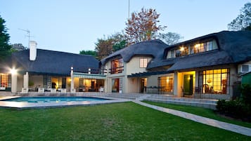 Bagian depan properti - sore/malam