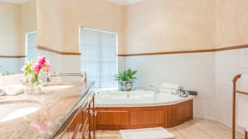 Suite | Kamar mandi | Perlengkapan mandi gratis, pengering rambut, handuk, dan sabun