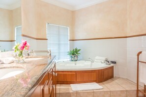 Suite | Badezimmer | Kostenlose Toilettenartikel, Haartrockner, Handtücher, Seife