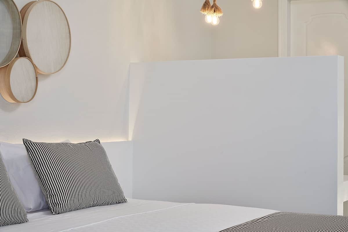 Minibar, pengeskab på værelset, skrivebord, lydisolering