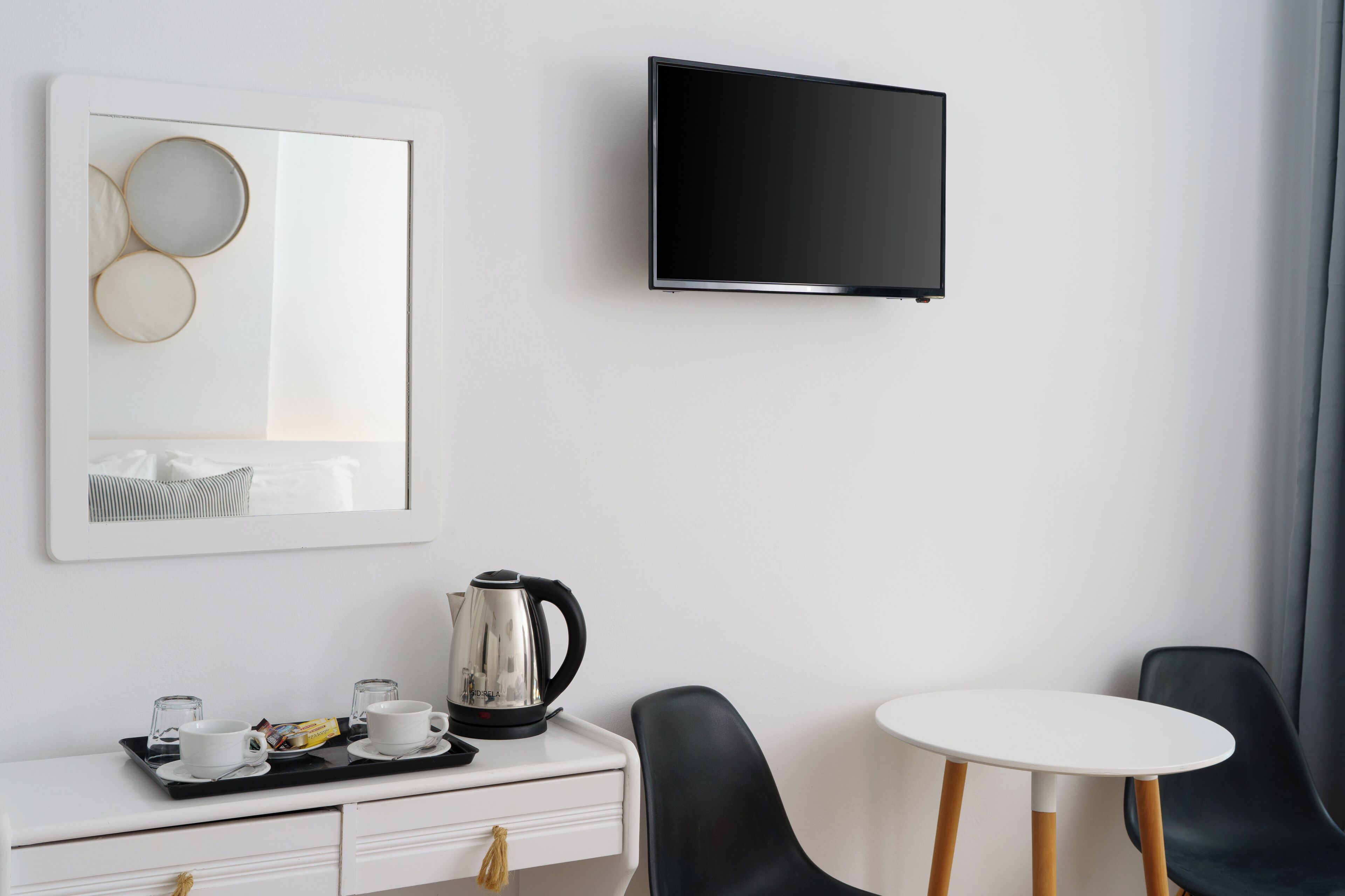 Junior suite with sharing pool | Minibar, in-room safe, desk, soundproofing