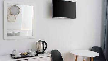 Junior suite with sharing pool | Minibar, in-room safe, desk, soundproofing