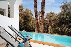 Premium Double Room with Sharing pool | 1 slaapkamer, een minibar, een kluis op de kamer, een bureau