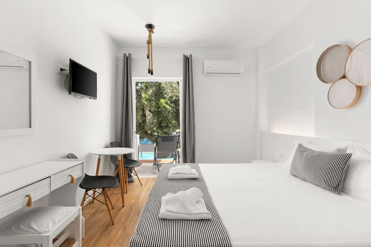 Junior suite with sharing pool
