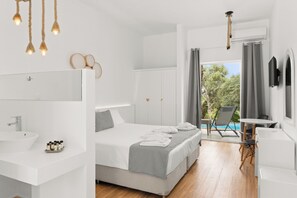 Premium Double Room with Sharing pool | Een minibar, een kluis op de kamer, een bureau, geluiddichte muren