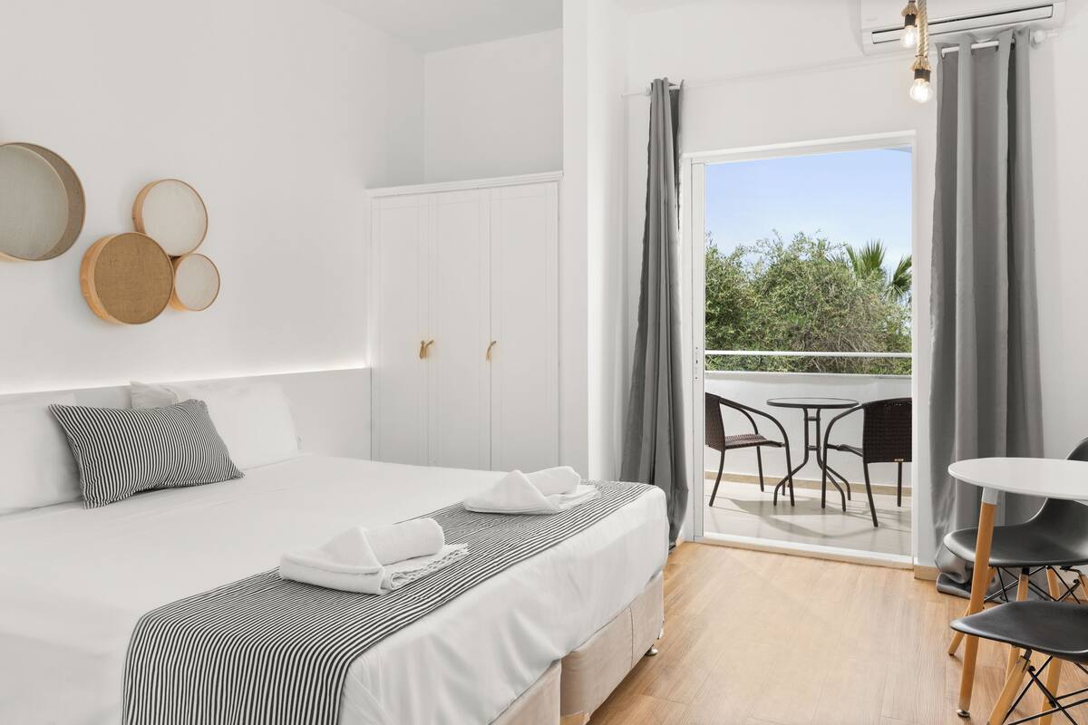 ห้องพรีเมียมดับเบิล, วิวสวน | มินิบาร์, ตู้นิรภัยในห้องพัก, โต๊ะทำงาน, ห้องเก็บเสียง