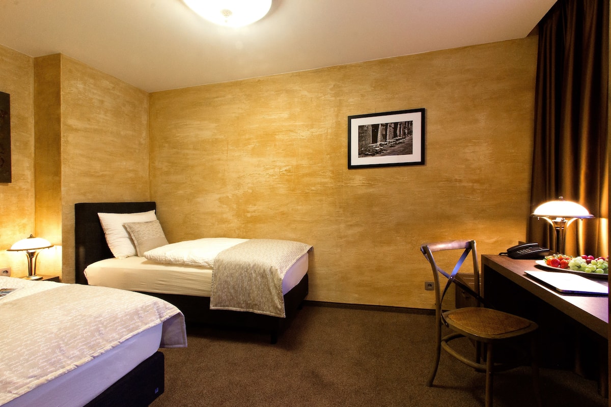 Minibar, brankas, kedap suara, dan Wi-Fi gratis