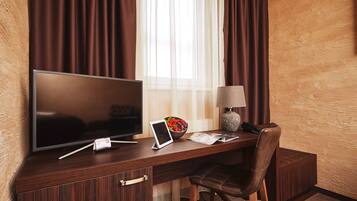 Business Double or Twin Room | Minibar, in-room safe, laptop workspace, soundproofing
