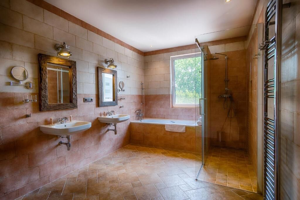 Deluxe Studio | Bathroom | Free toiletries, hair dryer, towels, soap