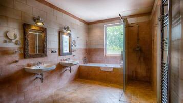 Deluxe Studio | Bathroom | Free toiletries, hair dryer, towels, soap