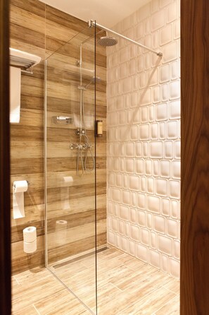 Deluxe Double or Twin Room | Bathroom shower - Penzión Berg (Bratislava)