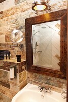 Habitación Deluxe con 1 cama doble o 2 individuales | Servicios del cuarto de baño | Artículos de higiene personal gratuitos, secador de pelo y toallas