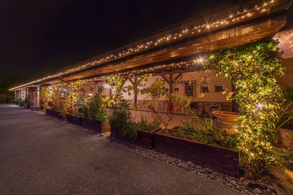 Fachada de la propiedad por la tarde o noche