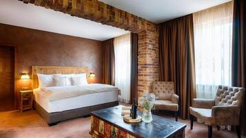 Deluxe Studio | Minibar, in-room safe, laptop workspace, soundproofing