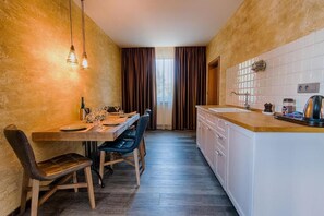 Deluxe Studio | Minibar, in-room safe, laptop workspace, soundproofing - Penzión Berg (Bratislava)
