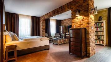 Deluxe Studio | Minibar, in-room safe, laptop workspace, soundproofing