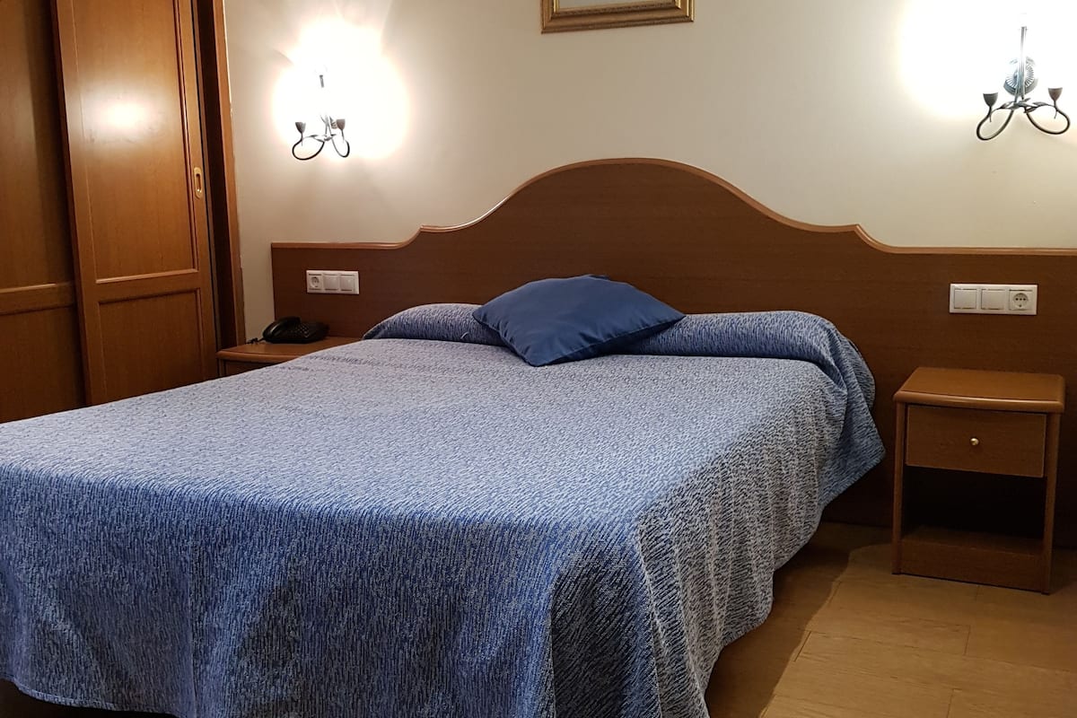 Una cassaforte in camera, una scrivania, insonorizzazione