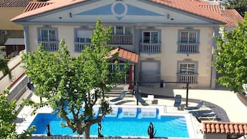Piscine extérieure (ouverte en saison)