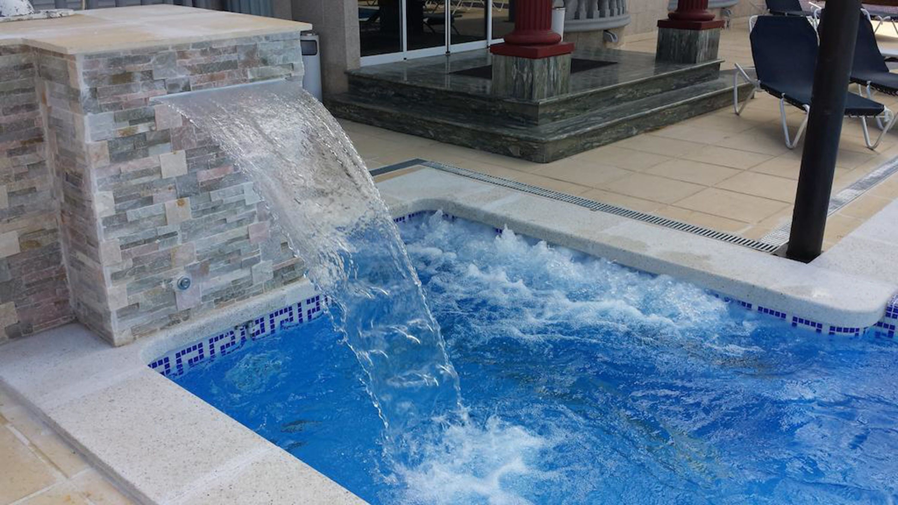 Una piscina al aire libre de temporada