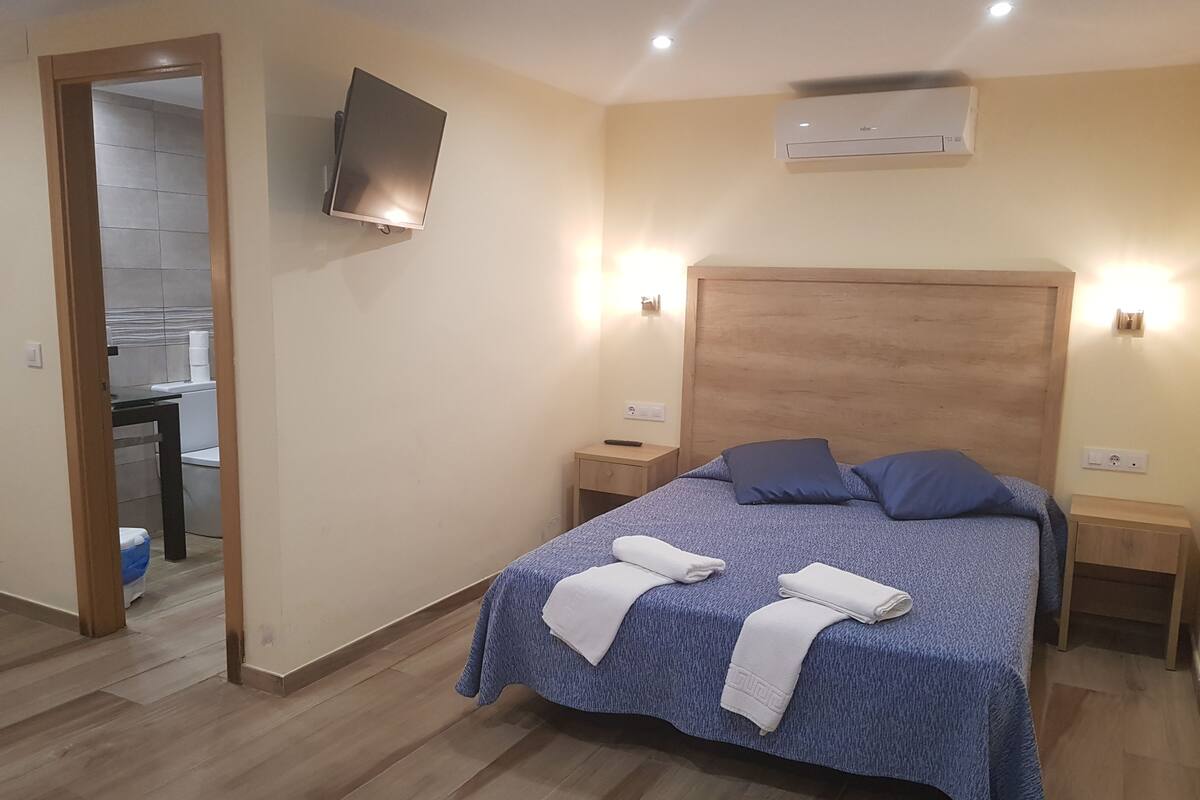 Quadruple Room (2+2) | In-room safe, desk, soundproofing, WiFi (free)
